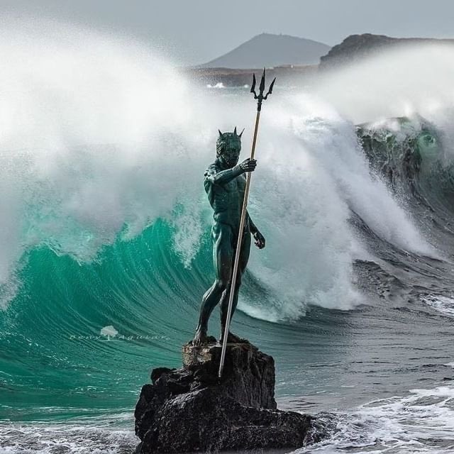 Poseidon, Dios griego del mar y ríos, creador de tormentas, inundaciones y terremotos portador de destrucción. Quizás el más perturbador de todos los dioses antiguos, pero no siempre fue una fuerza negativa. Era protector de los marineros y conocido como Neptuno por los romanos.