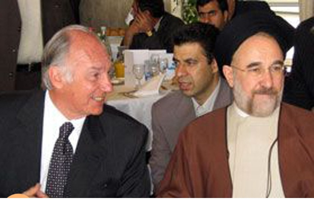 aligoat7's tweet photo. کریم #اقاخان چهارم، رهبر و امام چهل‌ونهم شیعیان #اسماعیلی که به انجام کارهای خیریه و توسعه اجتماعی و اقتصادی به ویژه در حوزه آموزش ، بهداشت و میراث فرهنگی  وجایزه #معماری آقاخان و بهسازی #بافت های تاریخی در کشورهای اسلامی معروف بود در سن 88 سالگی دارفانی را ترک کرد. https://t.co/EgDupCWV42