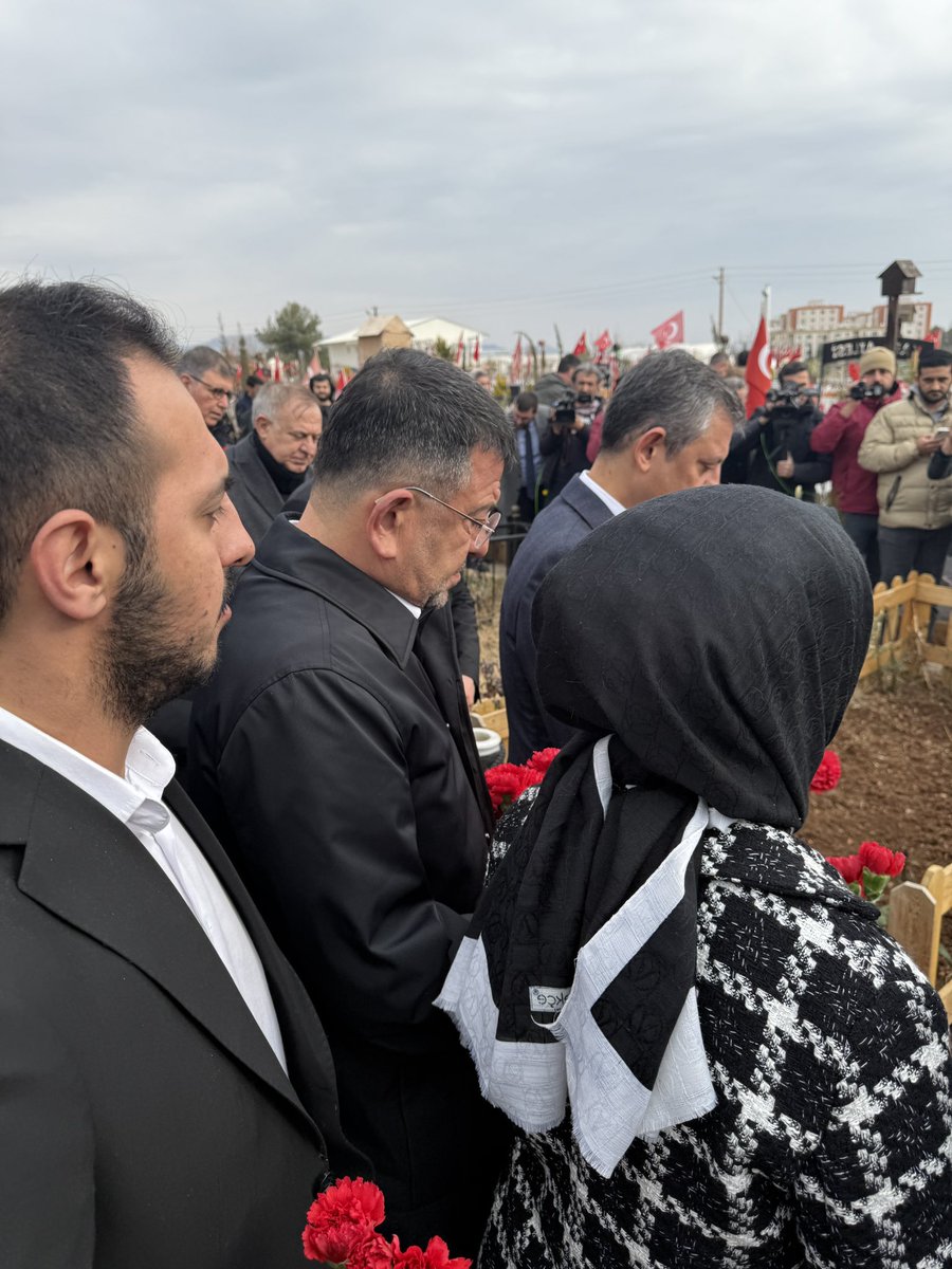uveysizol's tweet photo. Sayın genel başkanımızı karşıladıktan sonra, depremde hayatını kaybeden vatandaşlarımızı mezarlıkta ziyaret ederek, saygı ve dualarımızı sunduk.
@eczozgurozel @cm_aydin @MTanal @karadagferhatt @chpurfagenclikk https://t.co/gTlIYgWvqa