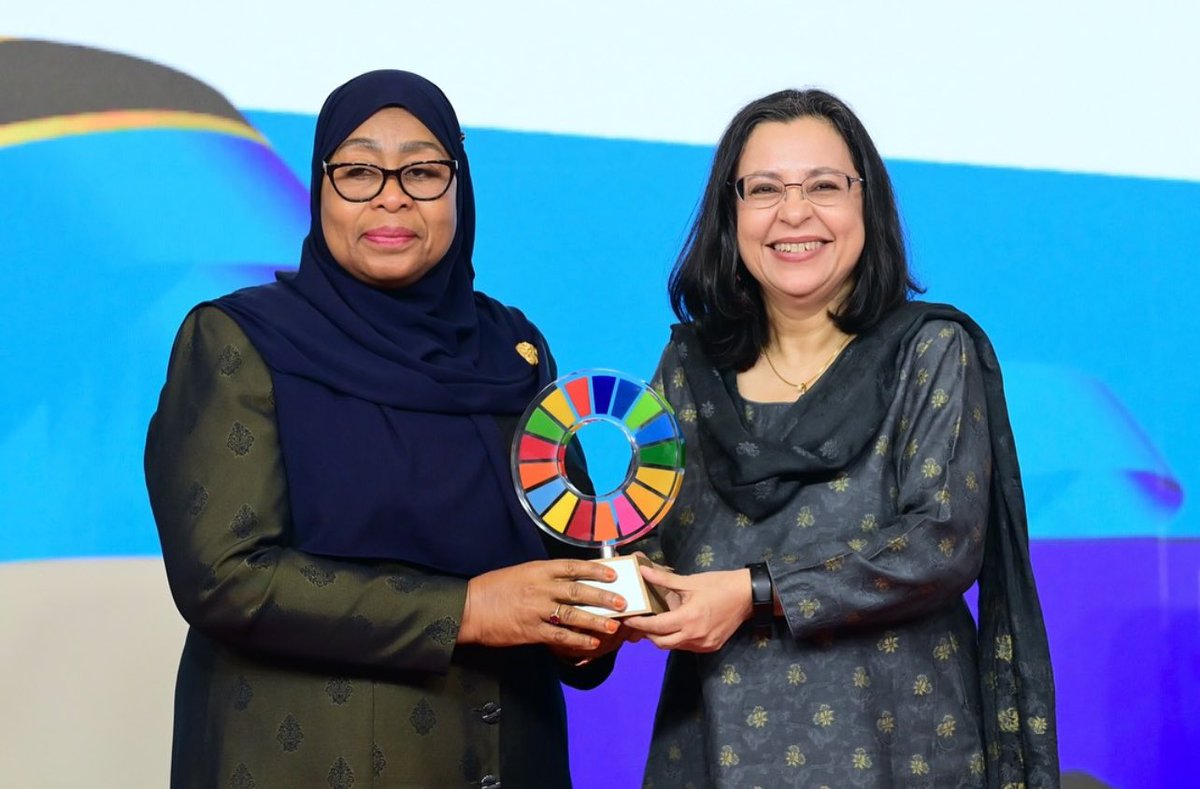 Hongera Mhe. Dkt. <a href="/SuluhuSamia/">Samia Suluhu</a> kwa kutambuliwa kimataifa kupitia #GoalkeepersAward kwa juhudi zako katika kuboresha afya ya mama na mtoto! 

Tukiunga mkono dhamira hii, <a href="/ShuleDirect/">Shule Direct</a> inazidi kuhakikisha kila mtoto wa Kitanzania anapata elimu iliyo bora kwa maendeleo endelevu.
#SSH