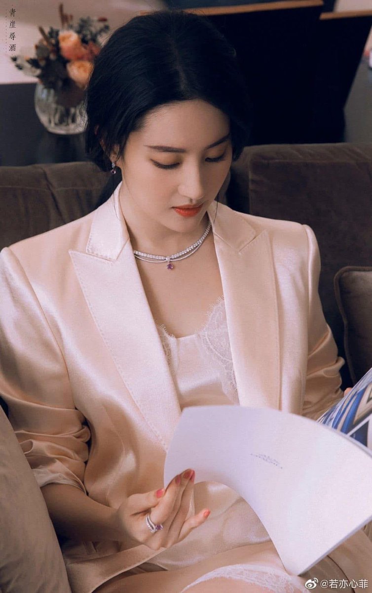 "Tôi ngưỡng mộ người khác để rồi phát hiện có một người khác nữa lại ngưỡng mộ tôi. Bản thân chúng ta luôn đẹp trong mắt ai đó. Cứ cố gắng cho bản thân và tốt bụng với người khác, tự khắc ta sẽ hạnh phúc với chính mình" 🌷🌿