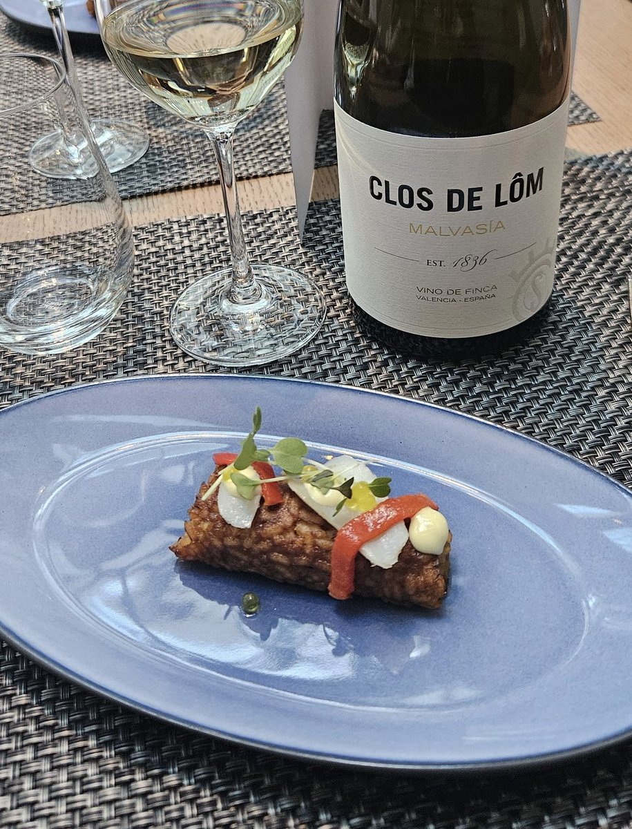 🎉 ¡La DO Valencia gana el Premio Maridaje Alimentos de España en el #HotelWineFest! 🍷 El maridaje de nuestro Malvasía de Clos de Lôm con el 'nigiri de esgarraet del Hotel Mandarin Oriental' ha cautivado al jurado. ¡Un premio más para nuestros vinos!  #hotelwinefest  <a href="/ClosdeLom/">ClosdeLom</a>