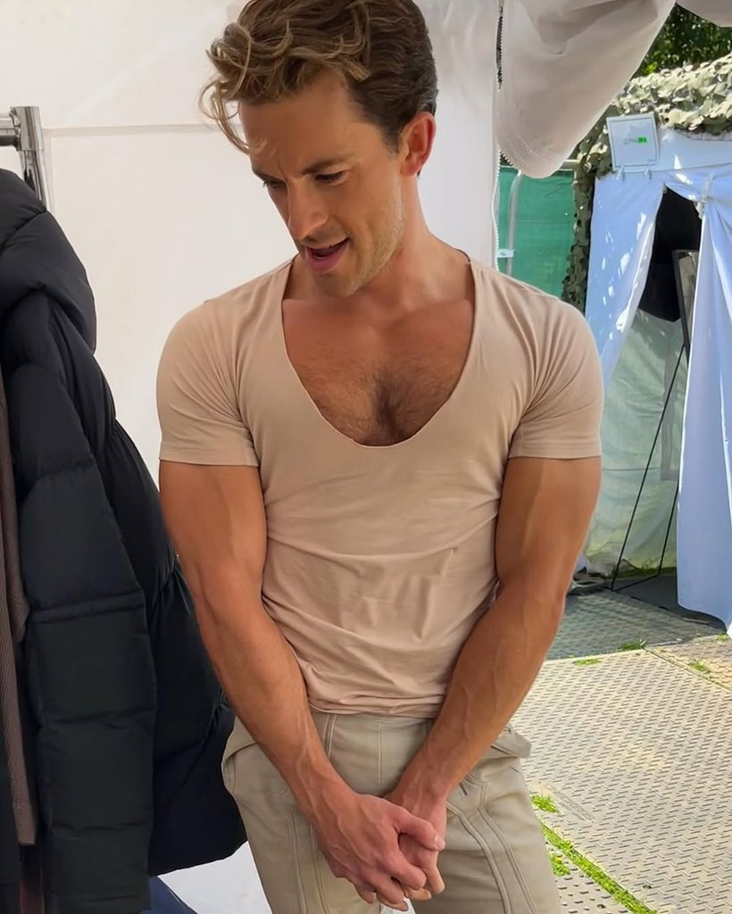 badpostjbailey's tweet photo. jonathan bailey behind the scenes of wicked: part one https://t.co/JShFap5PKS