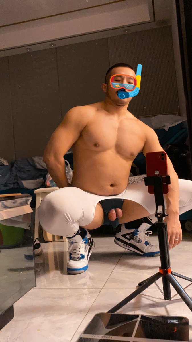 你永远不知道你的教练短裤里面穿的什么，只能看到短裤顶起两个圆球。成都的小伙伴，私教可以约起来了。健身饮食指导+