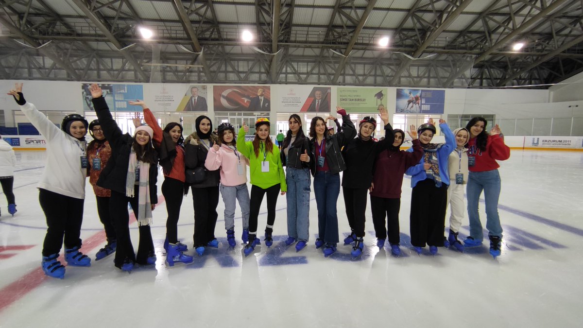 ErzurumKYGM's tweet photo. #KYGMKışKampları ❄️⛸️Kızlar Buz Pateni çok sevdi. KYGM 9. Tematik Kış Kampında öğrencilerimiz Yakutiye 500’lük Buz Hokeyi Salonumuzda buz pateni keyfi yaptı. Kamp Koordinatörümüz Vedat Engin ile Koordinatör Yardımcımız Erdem Kaya  gençlerimizi bir an olsun yalnız bırakmadı. https://t.co/QNke7WbquU