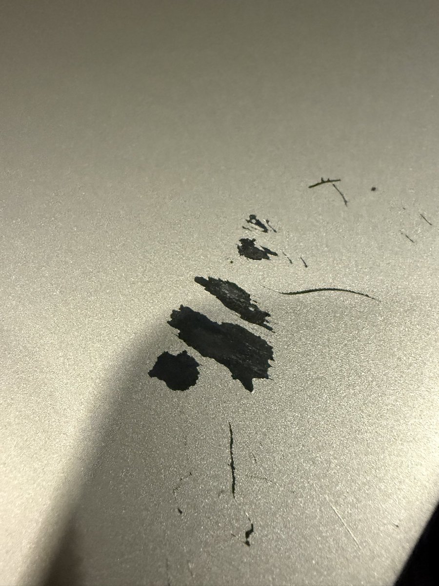 DELLのこの塗膜、剥がれるからやめて欲しい。3台買ったら1台くらいの確率でこいつくる。