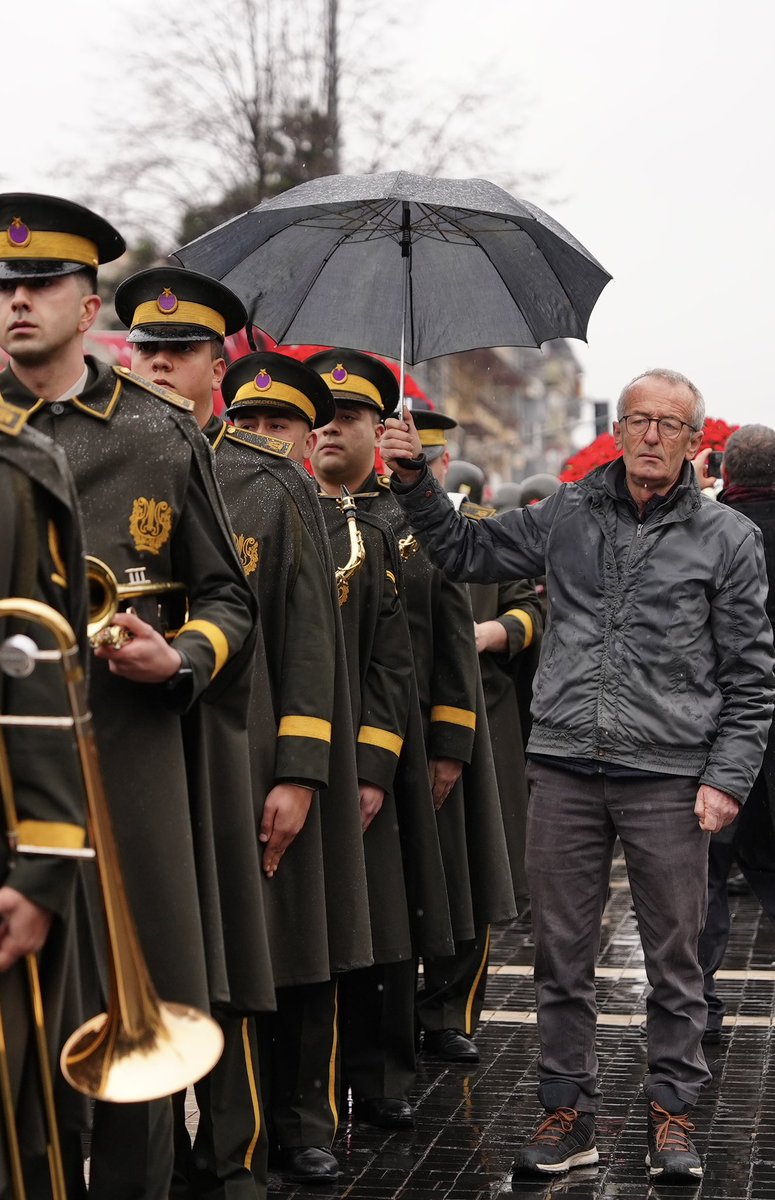 🇹🇷Bilsinler ki bu topraktır bizi ayakta tutan
🇹🇷Bilsinler ki şehitlerdir yurdu vatan yapan