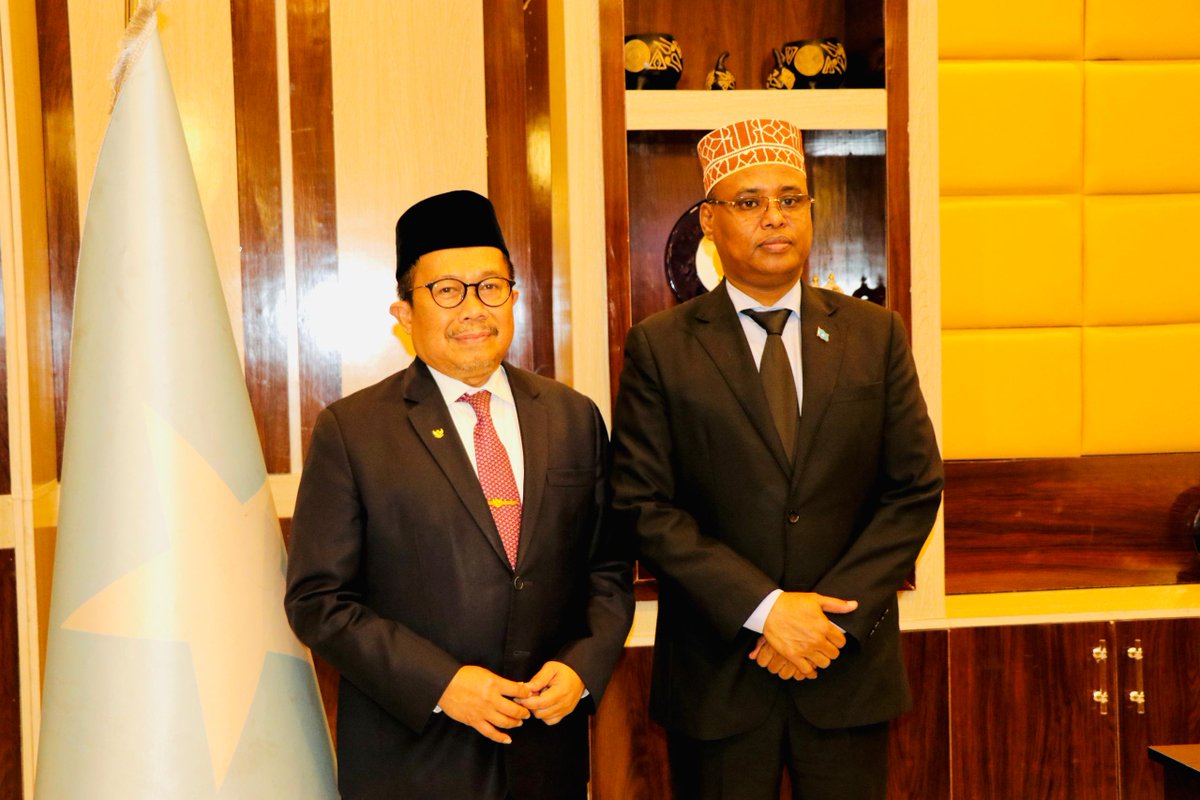 MoCI Somalia (@mocisom) on Twitter photo The Minister of Commerce and Industry of Somalia <a href="/HonJibrilAHaji/">Hon. Jibril Abdirashid Haji</a>, met with the Ambassador of Indonesia to discuss potential trade partnerships. Both parties emphasized the importance of collaboration in strengthening economic ties and fostering mutual growth b/w the two nations. The Minister of Commerce and Industry of Somalia <a href="/HonJibrilAHaji/">Hon. Jibril Abdirashid Haji</a>, met with the Ambassador of Indonesia to discuss potential trade partnerships. Both parties emphasized the importance of collaboration in strengthening economic ties and fostering mutual growth b/w the two nations.