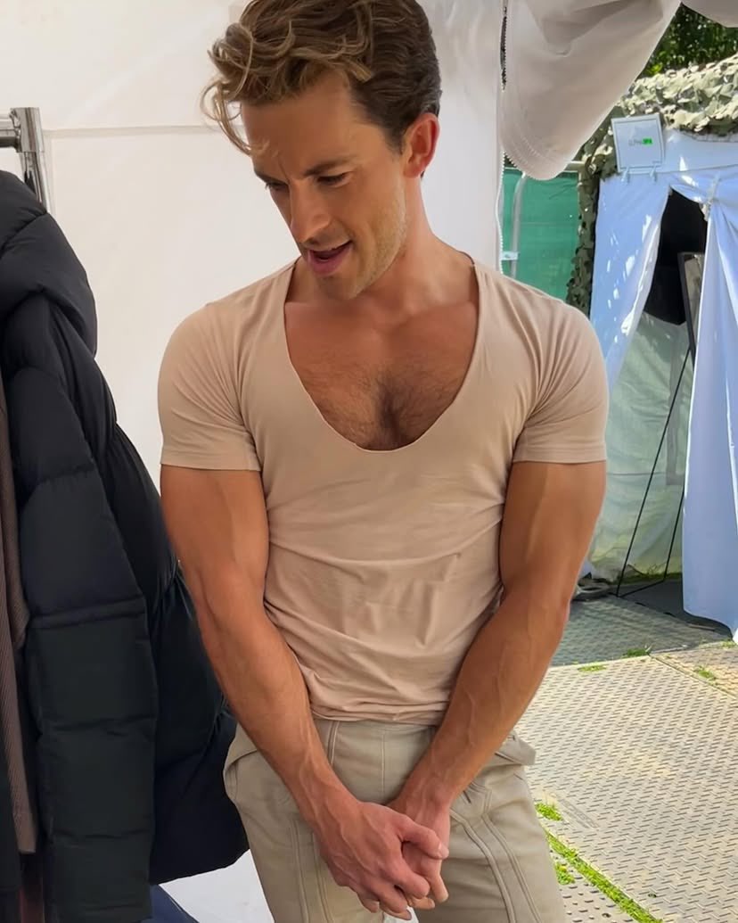 rwrbayleafs's tweet photo. jonathan bailey. how dare u. what am i supposed to do i am in PUBLIC https://t.co/OrU819jR4y