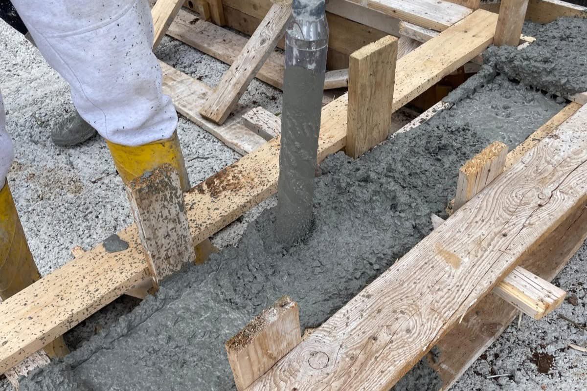 LibianchiSrl's tweet photo. Dettagli e fasi di realizzazione del cordolo di rialzo in cemento armato per le pareti delle nostre case in legno. 
Contattateci per maggiori informazioni o per visionare un cantiere. https://t.co/nwtJlmDerE