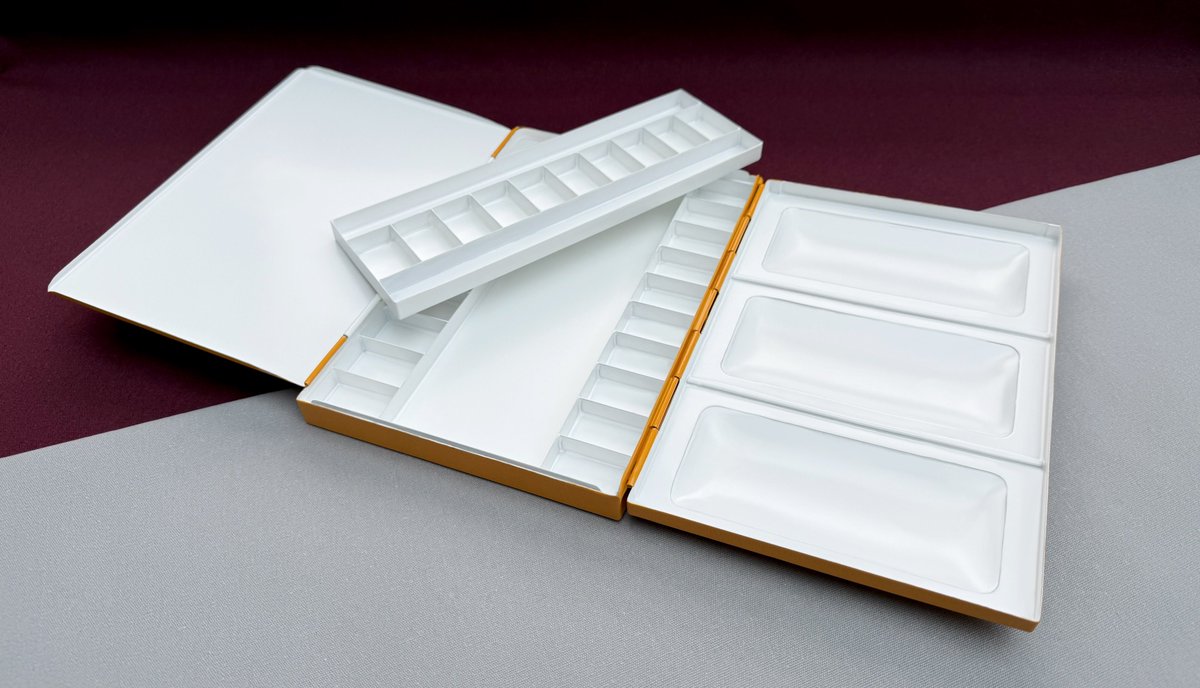 A Fletcher Watson palette with an optional, removable 10 pan tray.