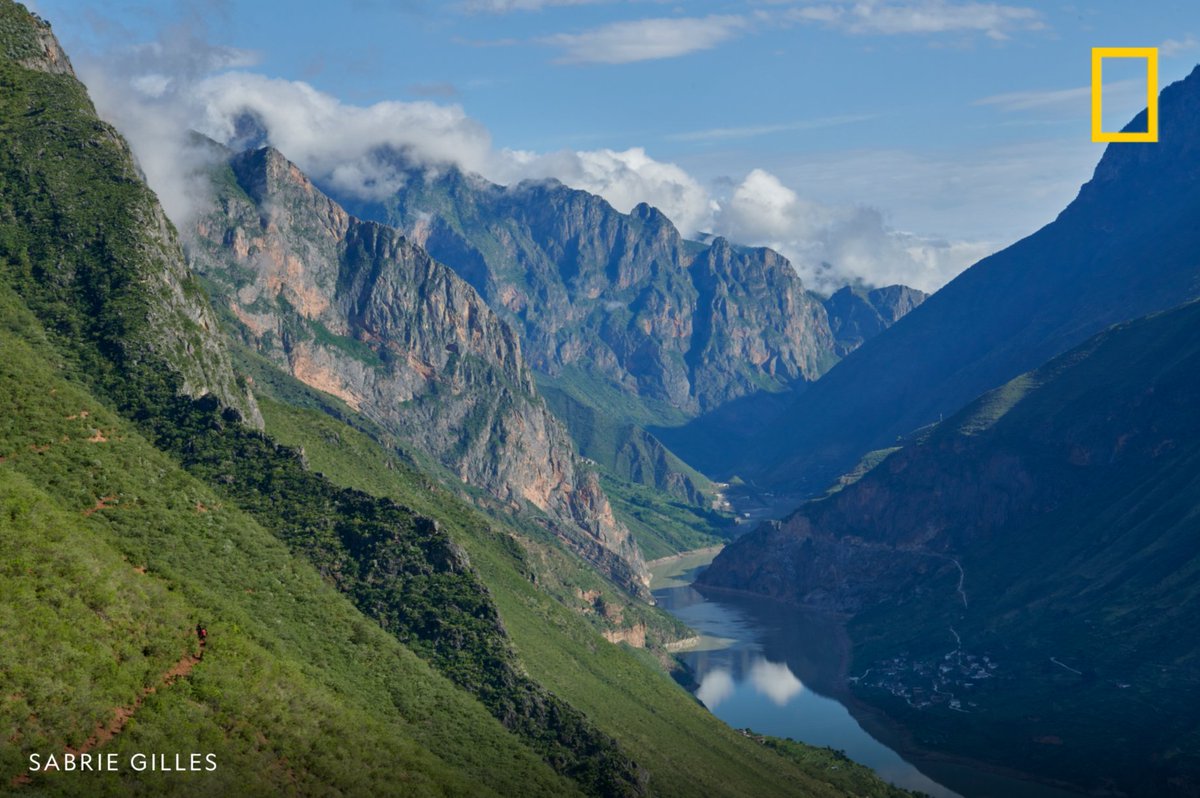 Your breathtaking view of the day is here—this is the Yangtze River near Wumu.
