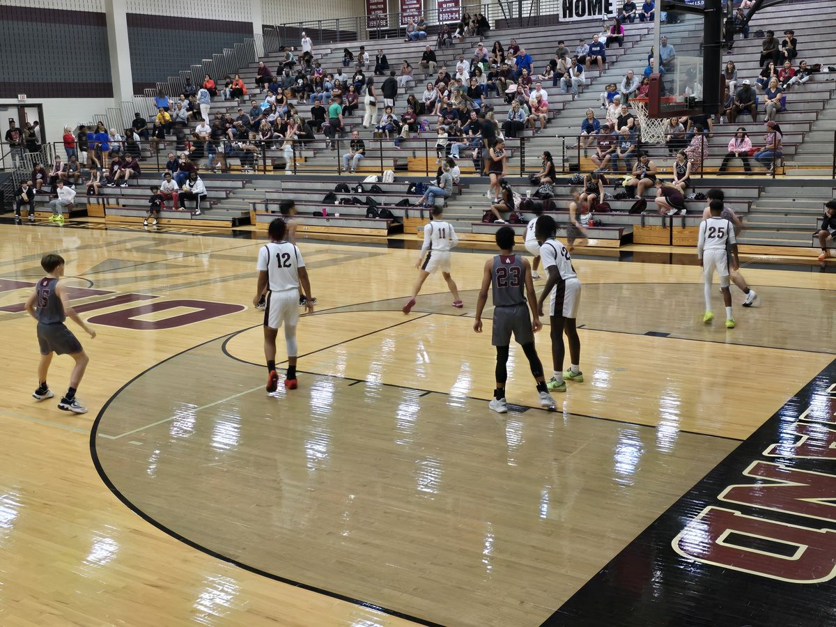 PlandHoops's tweet photo. 🗣East v West Classic took place last night with @PJH_East taking an epic buzzer-beater win with a lob to Karmelo Rugley! Great seeing our future Oilers compete in the Pressure Pit! #FutureOilers #EastWestClassic🏀 @pjh_west @PearlandHSsport @AthlPearlandisd https://t.co/UHGSMRLXEH