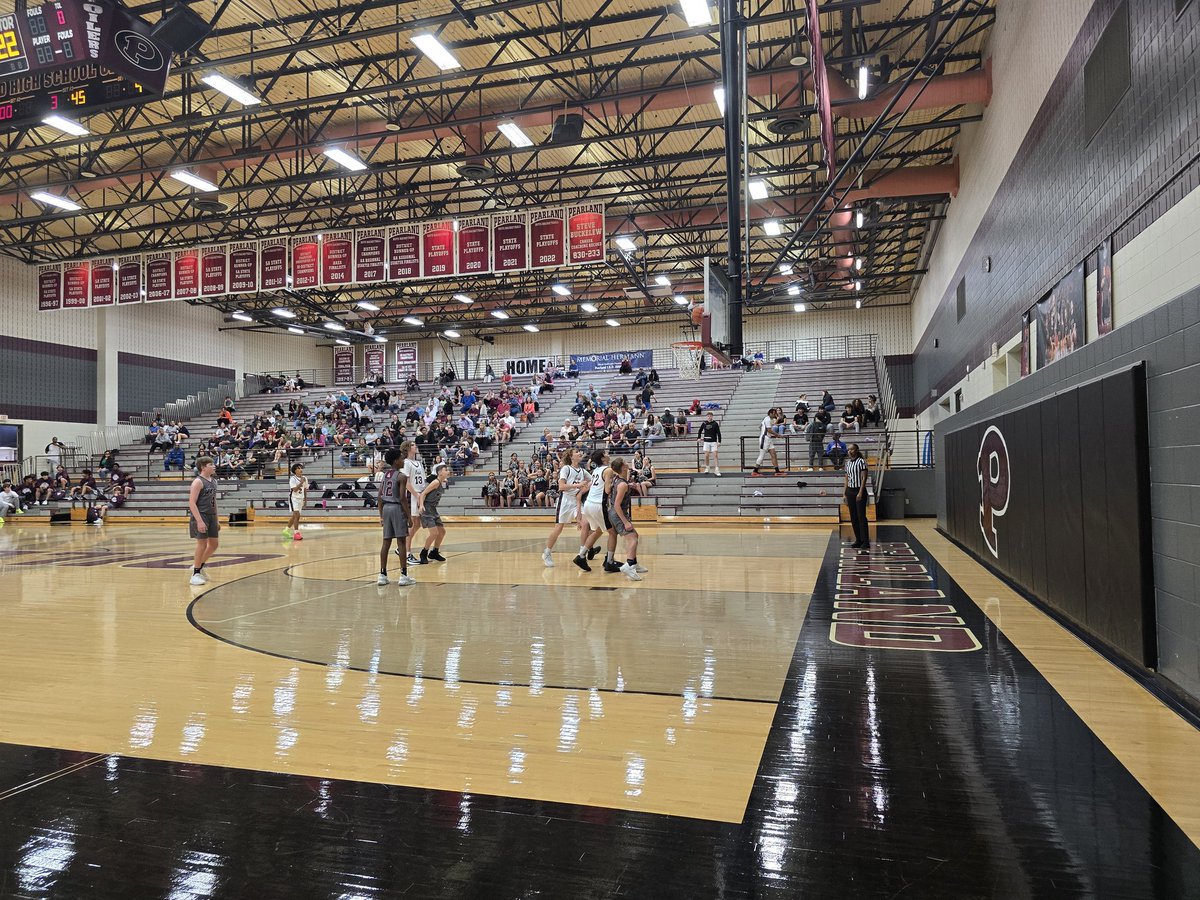 PlandHoops's tweet photo. 🗣East v West Classic took place last night with @PJH_East taking an epic buzzer-beater win with a lob to Karmelo Rugley! Great seeing our future Oilers compete in the Pressure Pit! #FutureOilers #EastWestClassic🏀 @pjh_west @PearlandHSsport @AthlPearlandisd https://t.co/UHGSMRLXEH