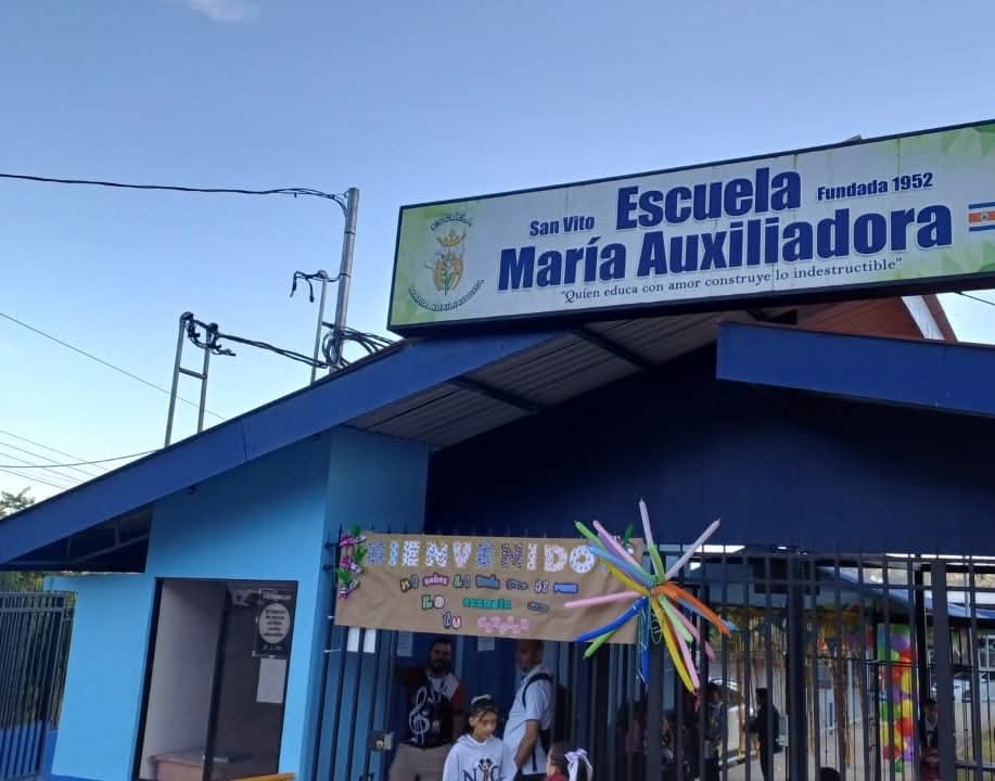 fuerzapublicaCR's tweet photo. #PuertoJiménez y #CotoBrus
#ZonaSurCR🇨🇷
Desde muy temprano nos preparamos para brindar seguridad en los centros educativos de estos sureños cantones.
#CursoLectivo2025
#LaGenteQueTeCuida https://t.co/7zzah9Bzd6