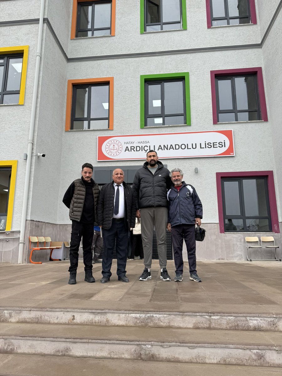 Hatay / Hassa’da yeni yerine taşınan Ardıçlı Anadolu lisesinin kütüphanesini tamamladık.
Emeğe geçen herkese teşekkürler