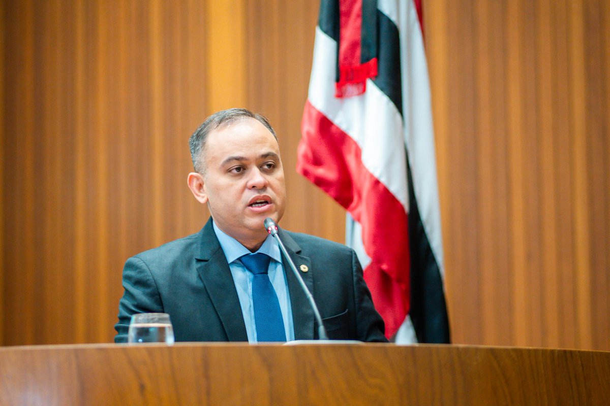 AssembleiaMA's tweet image. Dep. @catulejr criticou a Azul pela suspensão de operações em municípios maranhenses e elogiou a Latam pela ampliação de novos voos para o Maranhão. Para o parlamentar, a conectividade aérea é um fator essencial para o desenvolvimento do turismo e da economia. #Sessão