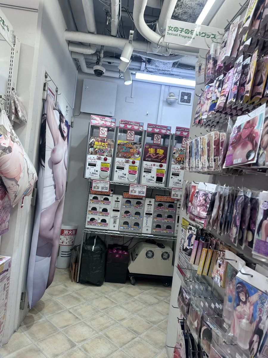 JialvH's tweet photo. 逛了逛小绿楼 可惜自己出来的 媳妇没在 不过视频一会儿 里面也没什么 只不过各种品牌集大成了而已 国内大部分也能买到 https://t.co/T24VgReat3