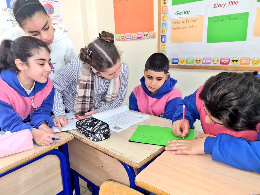 ناقش طلاب السادس الأساسي سؤالًا مهمًا: "هل تحقق جامعة الدول العربية أهدافها اليوم؟" وخلال النقاش، أظهر الطلاب فهمًا عميقًا لدور الجامعة، وتساءلوا عن مدى نجاحها في تحقيق أهدافها اليوم. وختاما، اتفقوا على أن نجاح الجامعة يعتمد على إرادة الدول الأعضاء في تعزيز التضامن والعمل المشترك