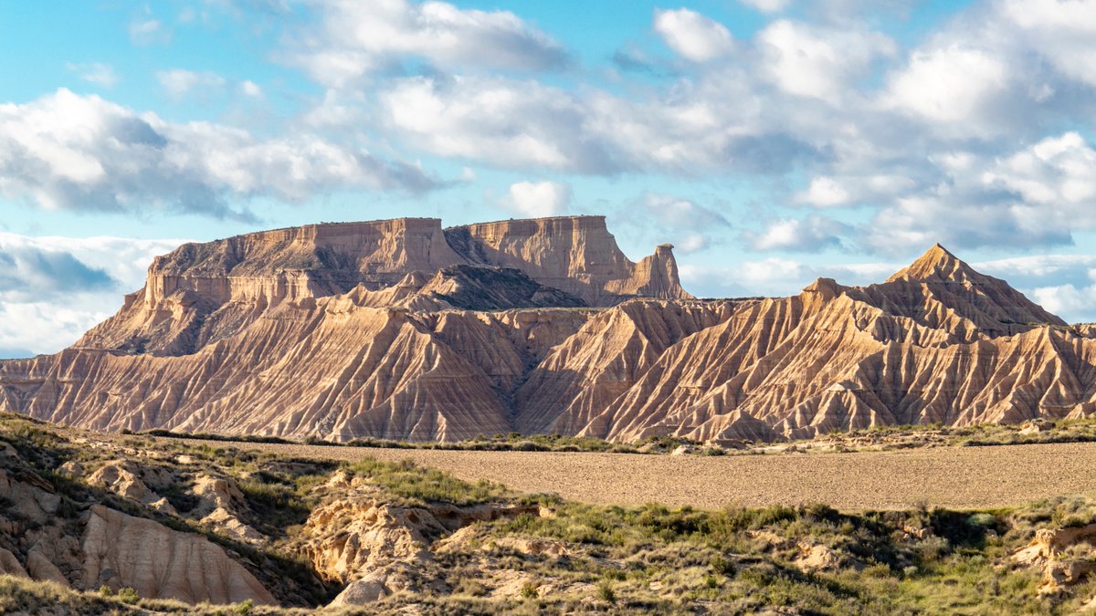 VisitNavarra's tweet photo. Parque Natural de las Bardenas Reales 🌵🌞

Dividido en tres zonas que no te puedes perder:

🔹 El Plano: una gran meseta de cultivos
🔹 La Negra: relieves cubiertos de pinos y matorrales.
🔹 La Blanca: la joya del parque. 

https://t.co/LNYei2Ys2h 

#VisitNavarra #TurismoNavarra https://t.co/yPuE7cjh6N