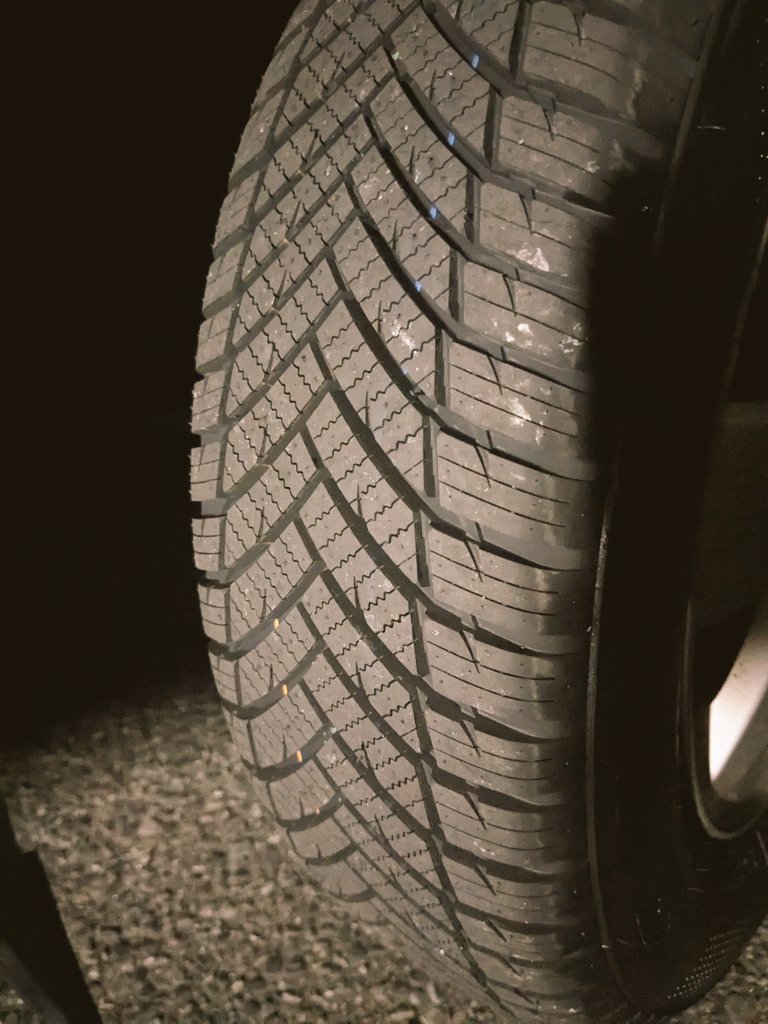 Jun__3c_factory's tweet photo. タイヤがパワーアップしました！！

これは、オールシーズン対応なので、急な雪でも安心して車に乗れます✨ https://t.co/TJ5ulAfVk2