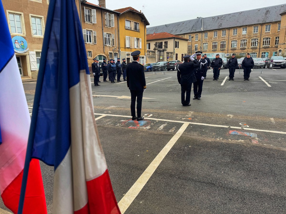 PoliceNat54's tweet photo. Ce matin, cérémonie d’installation du Commandant Divisionnaire fonctionnel Eric LAPREVOTTE, nouveau chef de la circonscription de la police nationale de #PontAMousson, en présence du directeur de cabinet @Prefet54, du directeur adjoint, des élus et des partenaires institutionnels https://t.co/scZuSRsJrc