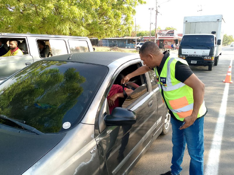 InttContigo's tweet photo. #INTT Ciudad Ojeda, junto a #Impol a #CPNB, en despliegue de seguridad en el municipio Lagunillas, con la finalidad de concientizar y orientar a conductores sobre el uso de los dispositivos de seguridad para evitar accidentes viales https://t.co/LKfZeHmGVc