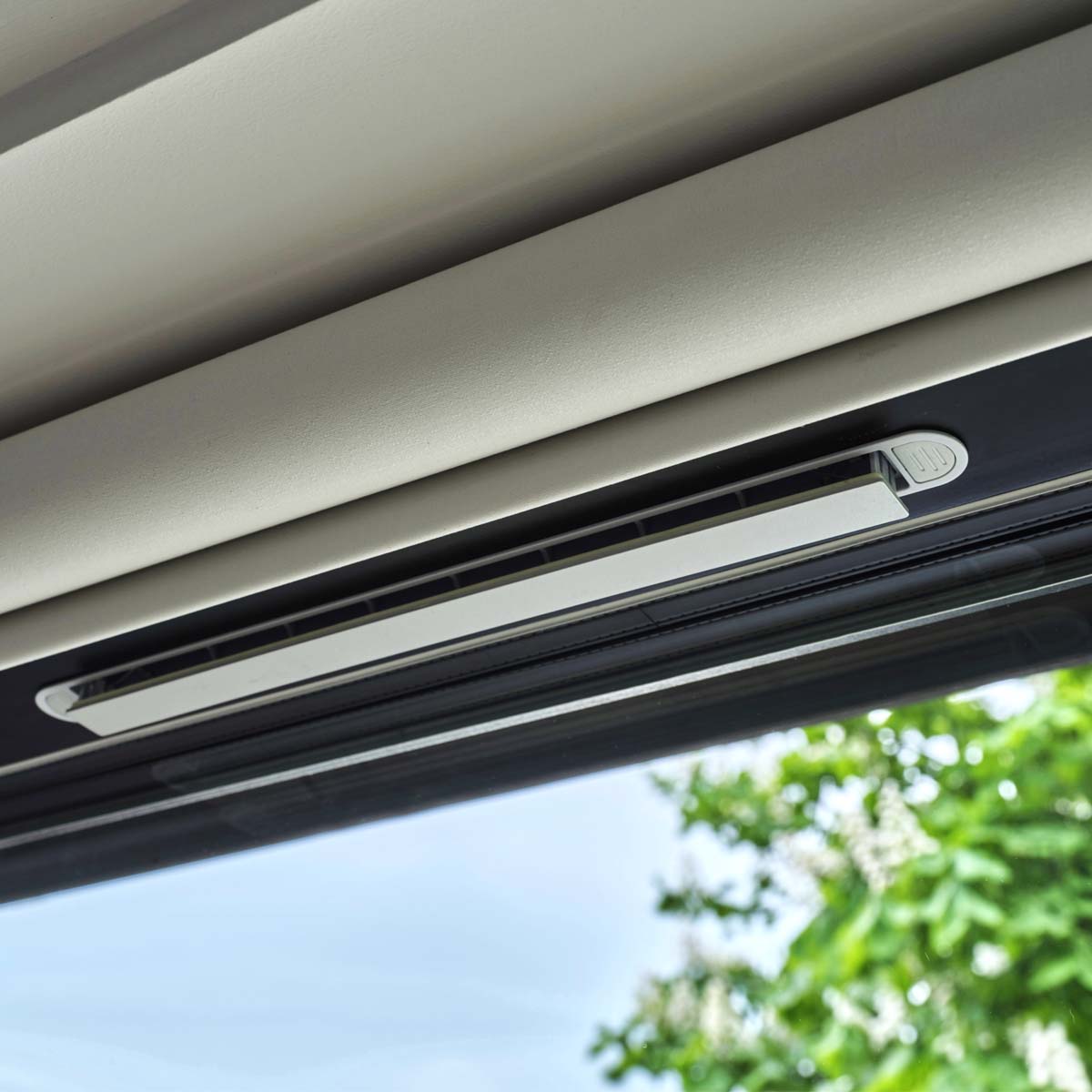 Trickle vents minimise moisture by maintaining air circulation. Or choose a Rationel window with a night-vent that can be locked slightly open for secure ventilation… 😉🔒🏡

#Windows #Doors #TrickleVents

rationel.co.uk/guidance/indoo…