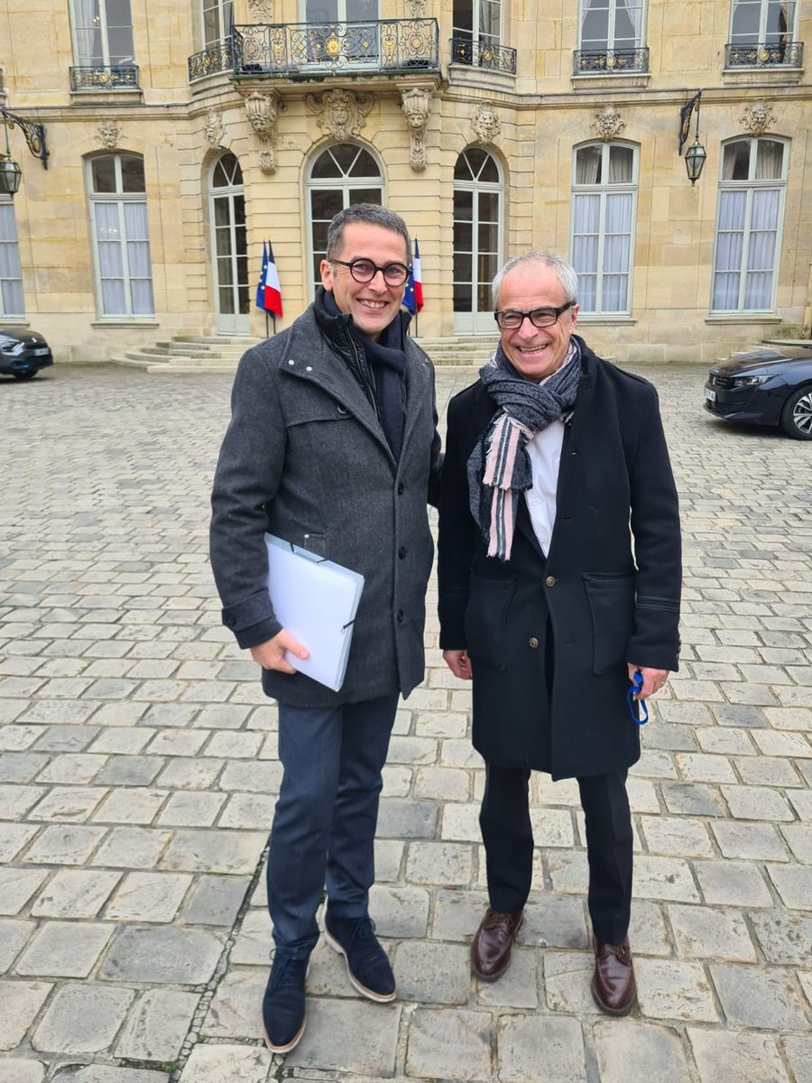 SUdF était à <a href="/Matignon/">Matignon</a> pour parler #Urgences. Il est essentiel de définir une feuille de route "Urgences 2026" afin d'améliorer le parcours de soin des patients, en prenant en compte le défi du vieillissement de la population et des ressources médicales sur le territoire ! #santé