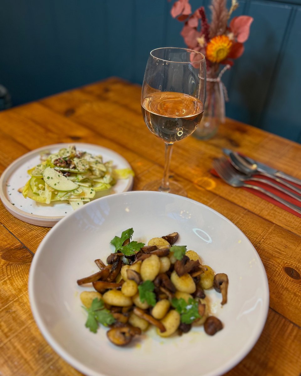 Can you believe this incredible food only cost £18?! 

Our Waldorf salad and mushroom gnocchi pair perfectly for a completely vegetarian and flavour packed selection from our February set menu 

Which is your favourite combo? 

#youngschefs #setmenu