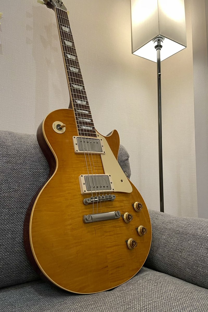 paramounter_335's tweet photo. 最近弾いてないなと思って久々にレッスンに持っていったレスポール。
やっぱり良い音なのでメインで使っていこう😇
(あと徐々に赤色が抜けて黄色寄りになってる気がする…) https://t.co/xYZYCAbpdq