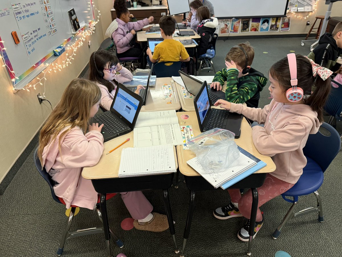 Today we wrote down questions we still had about the moon. Over the next several lessons, we are going to continue researching to find the answers to our questions! 🧐🌕