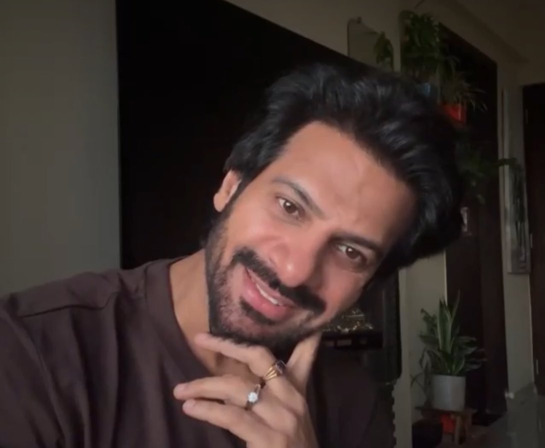 savagebutsassy's tweet photo. Goofy and so adorable💜

His every smile and every confused frown showed how innocent and cute he is💜😙😏🥰and how much he wanted to connect with us

SM is just a tool Karan.
Don’t stress too much.
We love you just the way you are @KaranVeerMehra.

#KaranveerMehra #KVMNation https://t.co/k87DdRExQd
