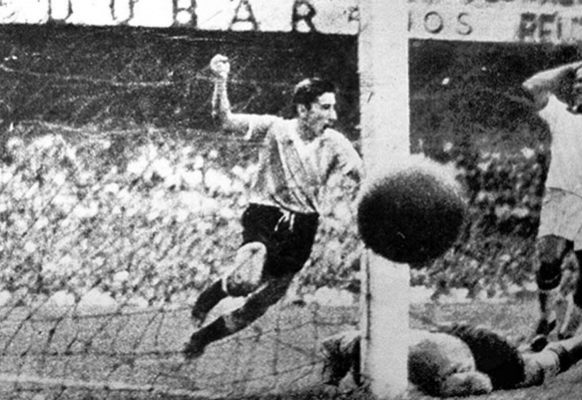 diegotocco's tweet photo. @fasc1nate Brasil 1 - Uruguay 2, gol de Ghiggia, Maracaná, Brasil 1950. https://t.co/fWZVxbnI3B