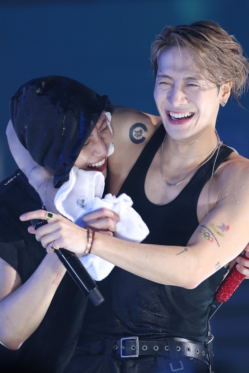 “แบมแบมเล่าในรายวิทยุเรื่องตอนที่แจ็คสันท้าแข่งดื่มกัน (ทีมแบมแบม vs ทีมแจ็คสัน) ผ่านไปประมาณ 20 นาที แจ็คสันก็หายตัวไป ปรากฏว่าทั้งทีมของแจ็คสันเมากันหมดแล้วพากันกลับไป สุดท้ายทีมของแบมแบมเป็นฝ่ายชนะ

เดี๋ยว!!นะคิงออฟปาร์ตี้คนนั้นสละมงแล้วใช่ไหม๊คะ 5555 เอ็นดูจัง😆😆