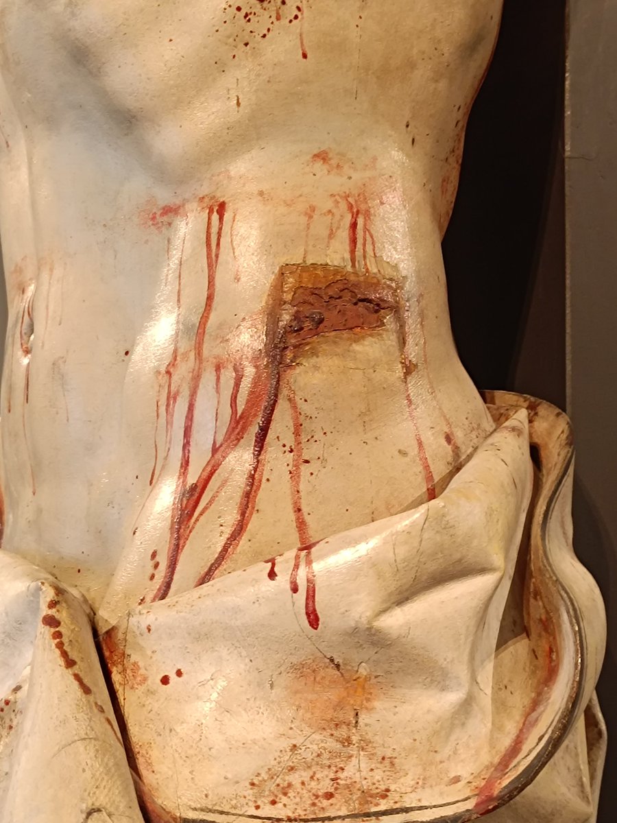 A veces la falta de policromía es lo más impactante de la policromía.

Me encantaría saber quién es el policromador del Cristo de la Luz de Gregorio Fernández, porque si labor está a la altura de la talla.

Esa cintura en carne viva pone a cualquiera la carne de gallina.