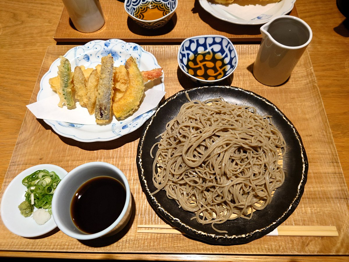 津市大倉にある手打ち蕎麦屋さん、嘉玄に先日行ってきました(^_^)！！

天ざるそばを注文！！
蕎麦がとても絶品で大変美味しく、天ぷらも海老や茄子やかぼちゃ等どれも美味しくて大満足でした(^_^)！！
また、そば湯が濃厚でとろみが強く、個人的にかなり好みですごく印象に残りました(^_^)！！