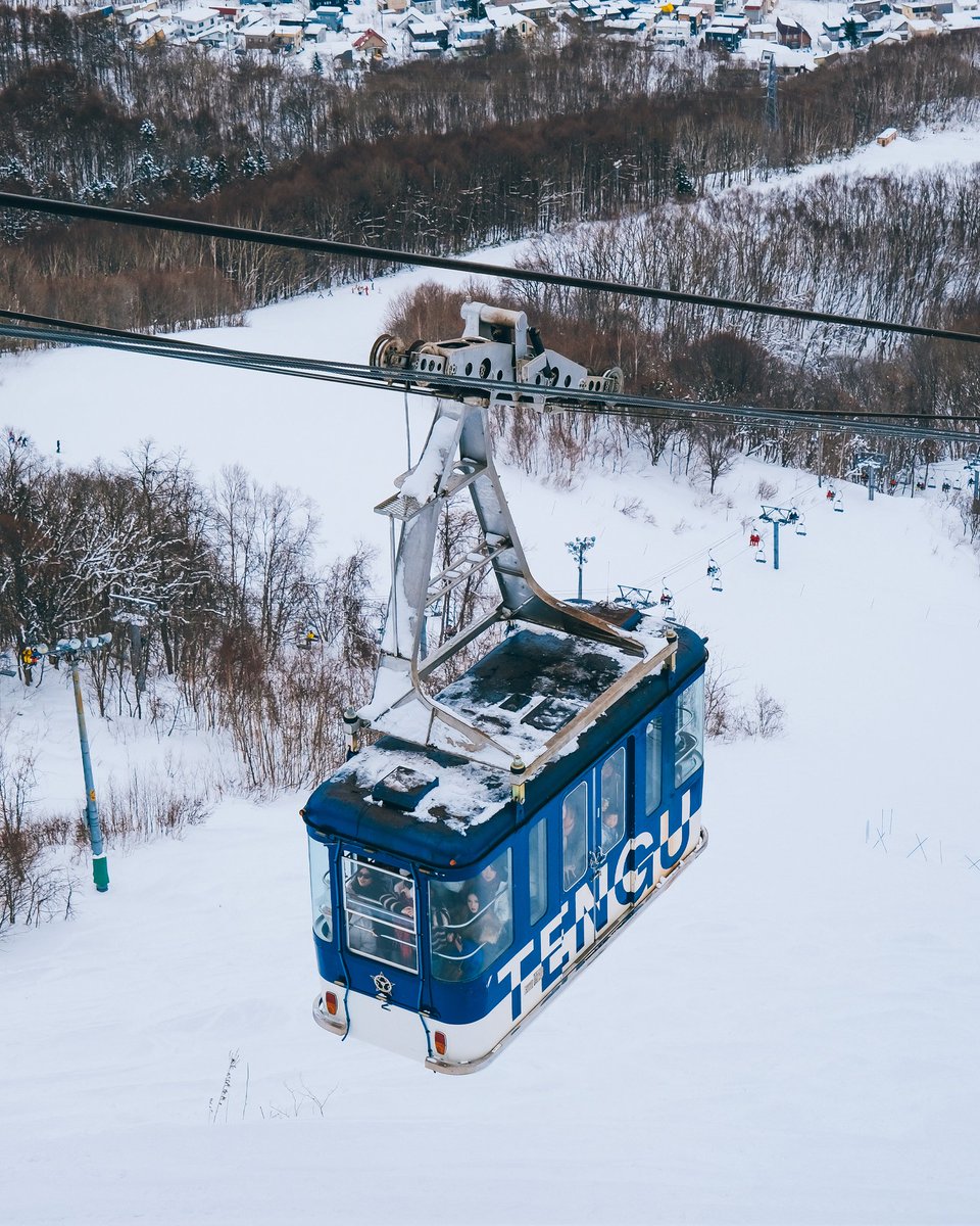 Otaru Tenguyama Ropeway นั่งกระเช้าลอยฟ้าขึ้นไปชมวิวเมืองโอตารุ ถ่ายรูปกับหิมะปุยๆ บน Mt.Tengu กัน ด้านบนมีมุมถ่ายรูปหลายมุมเลย ค่ากระเช้าไป-กลับคนละ 1,800 เยน แนะนำให้ไปแต่เช้า เพราะคนจีนเที่ยวเยอะมาก เขามาตามรอยซีรีย์ First Love กัน ถ้าไปสายจะต้องต่อคิวรอขึ้นกระเช้ายาวมากกก