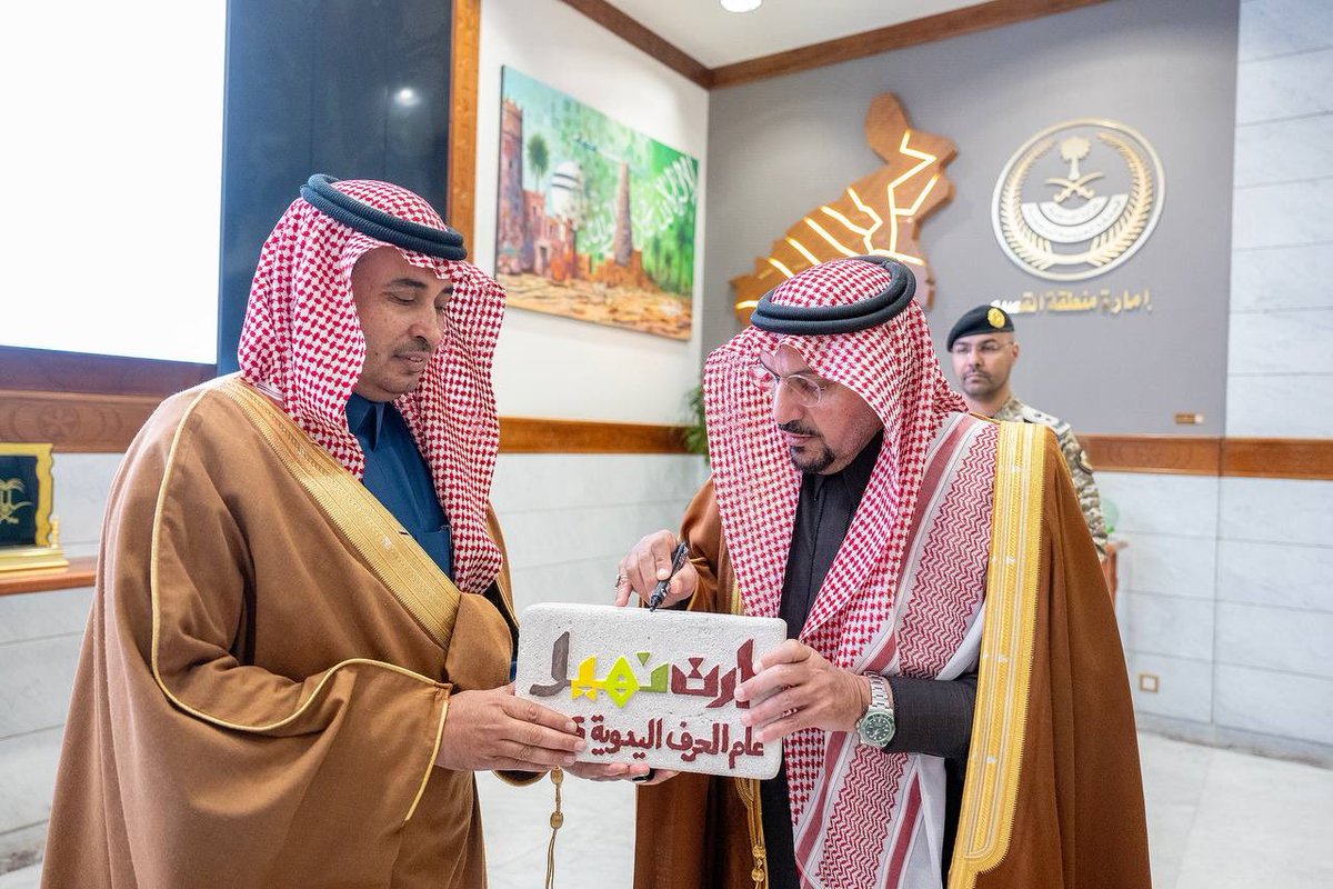 EmarahAlQassim's tweet photo. أكد سموه أهمية دعم وتمكين الحِرف اليدوية باعتبارها جزءًا أصيلًا من الهوية الثقافية والتراث الوطني، تزامناً مع #عام_الحرف_اليدوية_2025، الذي يُمثل فرصة لتعزيز هذا القطاع الحيوي ودمجه في التنمية الاقتصادية..

سمو #أمير_منطقة_القصيم يدشن معرض “آرت نهيل” تنظمه جمعية نهيل النسائية بمركز الخبراء.