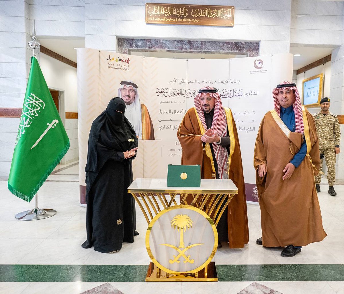 EmarahAlQassim's tweet photo. أكد سموه أهمية دعم وتمكين الحِرف اليدوية باعتبارها جزءًا أصيلًا من الهوية الثقافية والتراث الوطني، تزامناً مع #عام_الحرف_اليدوية_2025، الذي يُمثل فرصة لتعزيز هذا القطاع الحيوي ودمجه في التنمية الاقتصادية..

سمو #أمير_منطقة_القصيم يدشن معرض “آرت نهيل” تنظمه جمعية نهيل النسائية بمركز الخبراء.