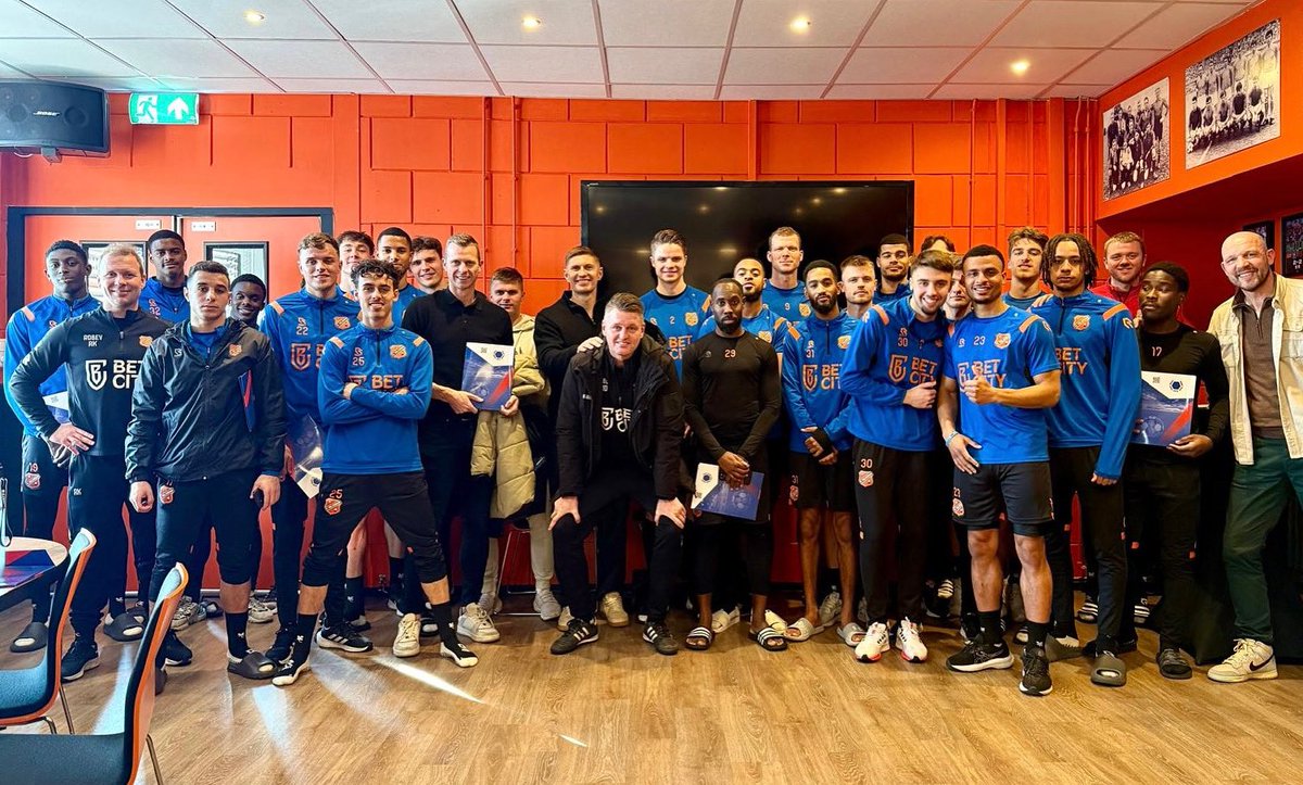 spelersvakbond's tweet image. Volgende halte: FC Volendam! 

Levchenko, VVCS: “Weer een mooi bezoek aan een leuke volwassen spelersgroep, met veel interactie…” 👍😃

Dank @fcvolendam voor het goede onthaal!

📚⚽️💫🏟️ 🚙💨 

@elevchenko #arjanebbinge #vvcs #spelersgroepbezoek #fcvolendam #volendam