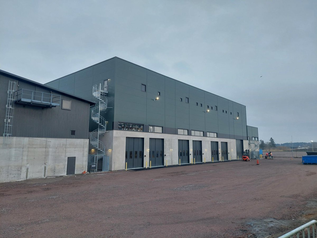 PEverhill's tweet photo. Premiärbesök vid @tekniskaverken nya automatiska sopsorteringanläggning. Kapacitet att sortera 200,000 ton hushållsavfall/år (plast, metall, organiskt, papp &amp; övrigt). Nu håller vi tummarna för att regeringens avfallspolitik gör det möjligt att köra igång på riktigt #avfall https://t.co/7E9f6B3d2m