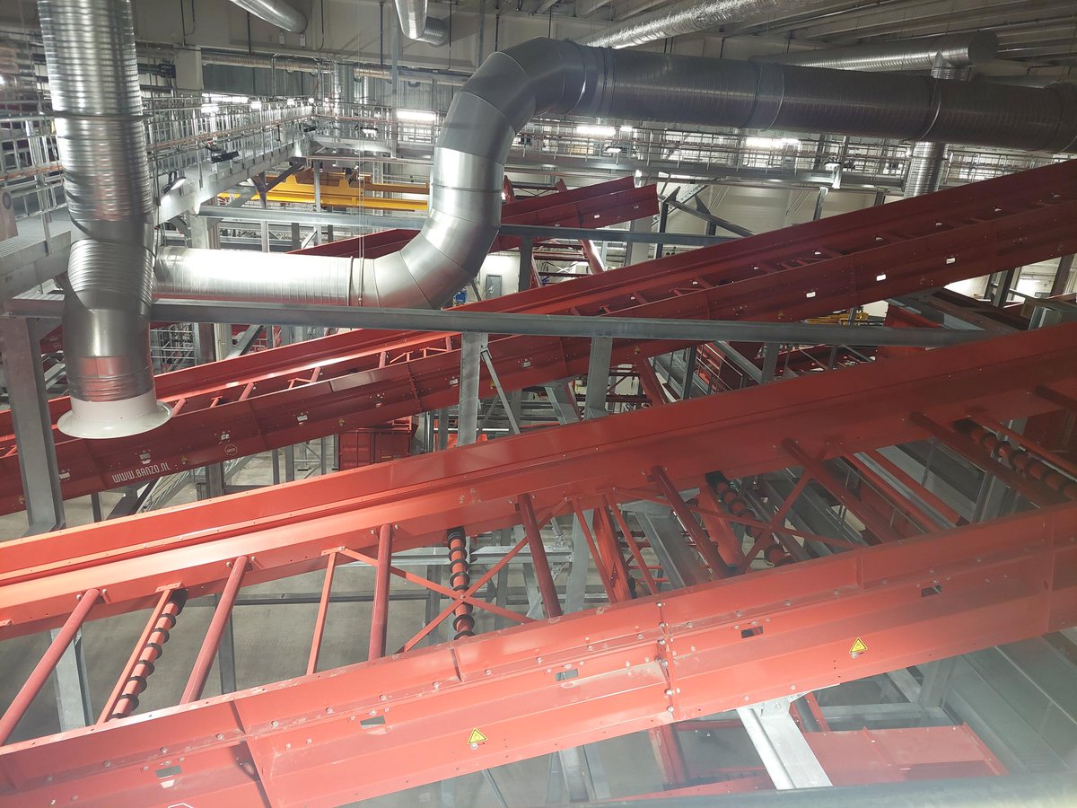 PEverhill's tweet photo. Premiärbesök vid @tekniskaverken nya automatiska sopsorteringanläggning. Kapacitet att sortera 200,000 ton hushållsavfall/år (plast, metall, organiskt, papp &amp; övrigt). Nu håller vi tummarna för att regeringens avfallspolitik gör det möjligt att köra igång på riktigt #avfall https://t.co/7E9f6B3d2m