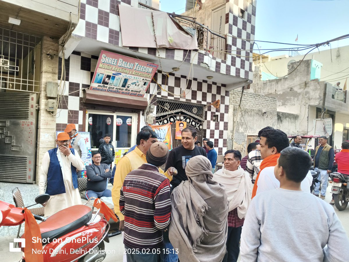 rwpidelhi's tweet photo. BJP's Kapil Mishra openly violates the code of conduct in broad daylight! Karawal Nagar section officer Lalit Kumar Verma not only dismisses the complaint but also backs Mishra's actions!

@ECISVEEP @DelhiPolice @CeodelhiOffice @DMNorthEast1 @dm_northeast 

#ElectionDay #Election https://t.co/OaQi5raoes