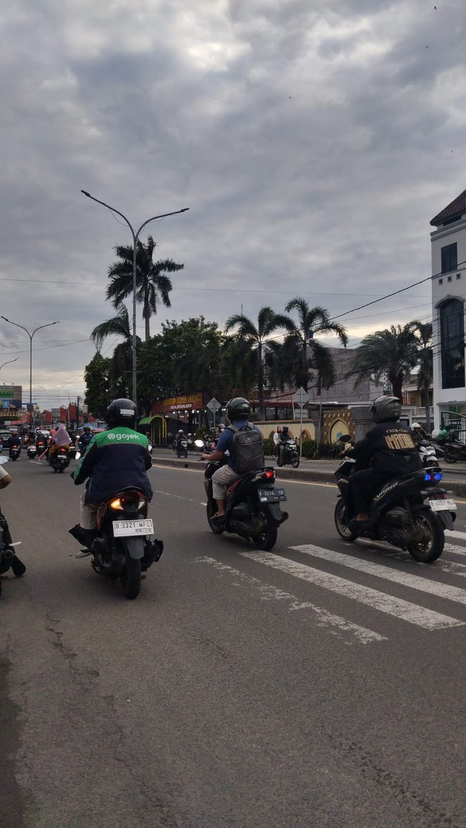 17.23 #LalinSonora

Jl. Ir juanda dari Gintung arah pasar ciputat ramai sekali namun masih lancar, arah sebaliknya sedikit tersendaat jelang putaran komp dosen UI. #ads