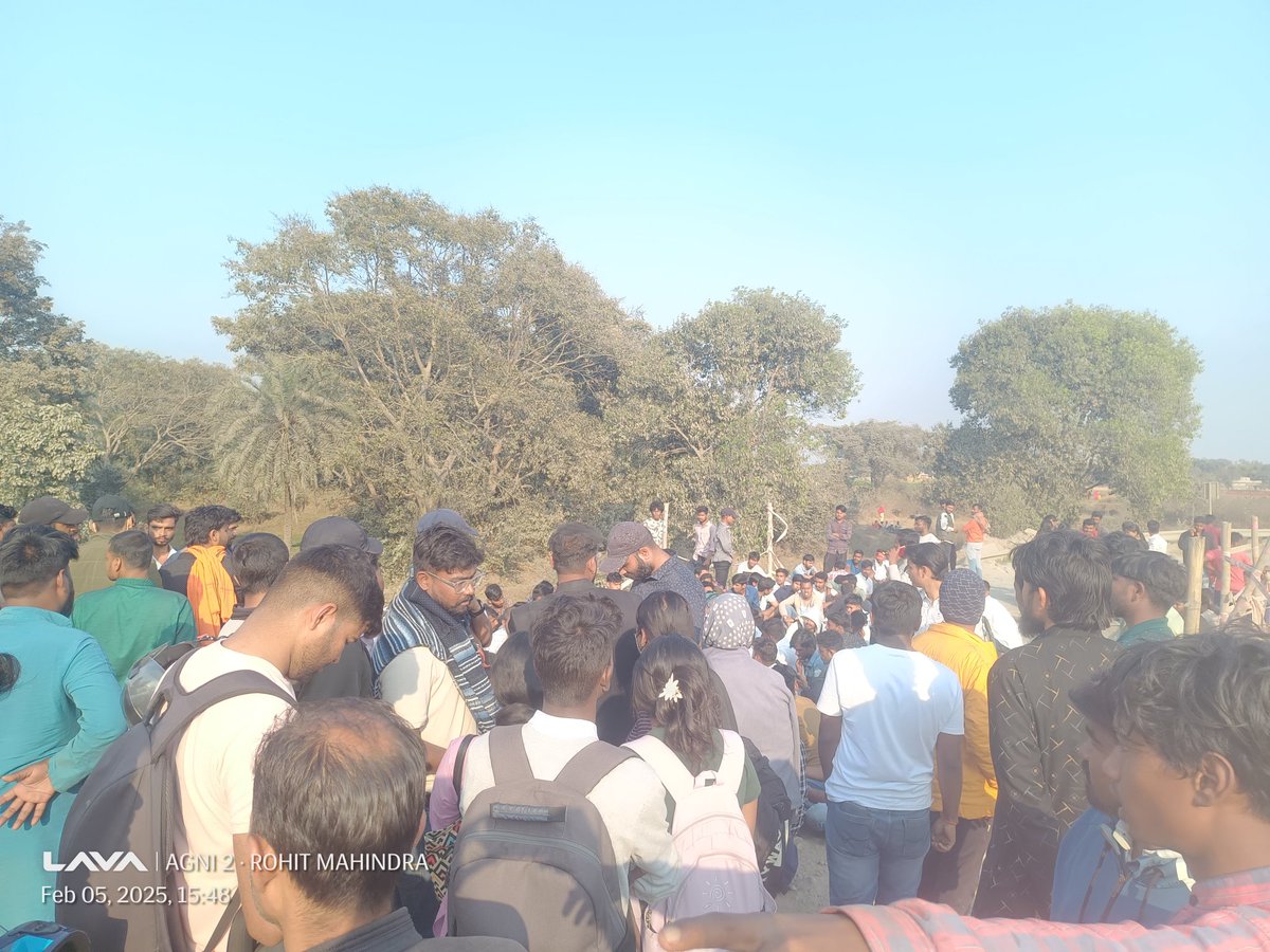 सारे छात्र भूखे प्यासे बैठे हैं लेकिन सरकार के कान पर जू तक नहीं रेंग रहा अगर यही घटना 
माननीय <a href="/DC_Ranchi/">DC Ranchi</a> <a href="/SethSanjayMP/">Sanjay Seth</a> <a href="/HemantSorenJMM/">Hemant Soren</a> किसी सदस्य के साथ होता तो पूरा रांची बंद रहता लेकिन एक आम आदमी के लिए कुछ नहीं ना न्याय न मुआवजा <a href="/RahulGandhi/">Rahul Gandhi</a> #justicefordebdasaishwarya