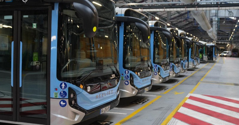 RATPgroup's tweet photo. [#Bus2025] Aujourd'hui, le réseau @IDFMobilites exploité par #RATP accueille son 1000ème bus électrique ! Le centre opérationnel bus Point du Jour est ainsi entièrement converti à l’électrique, permettant le passage progressif de 19 lignes de bus aux énergies propres.