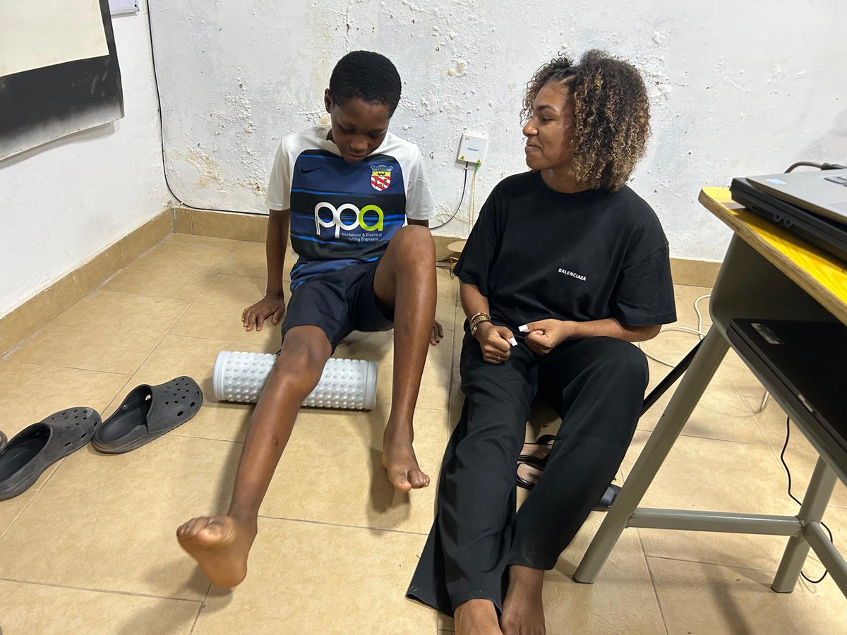 Fafaliorg's tweet photo. ✨ Empowering the Future of #Sports in #Ghana! 🇬🇭
Edeline, a dedicated physiotherapist volunteering with us through our partnership with #France Volontaires Ghana and @LaGuilde_Action is helping to enhance our sports programs and educate our children on injury prevention. https://t.co/tEcwkVcLD9