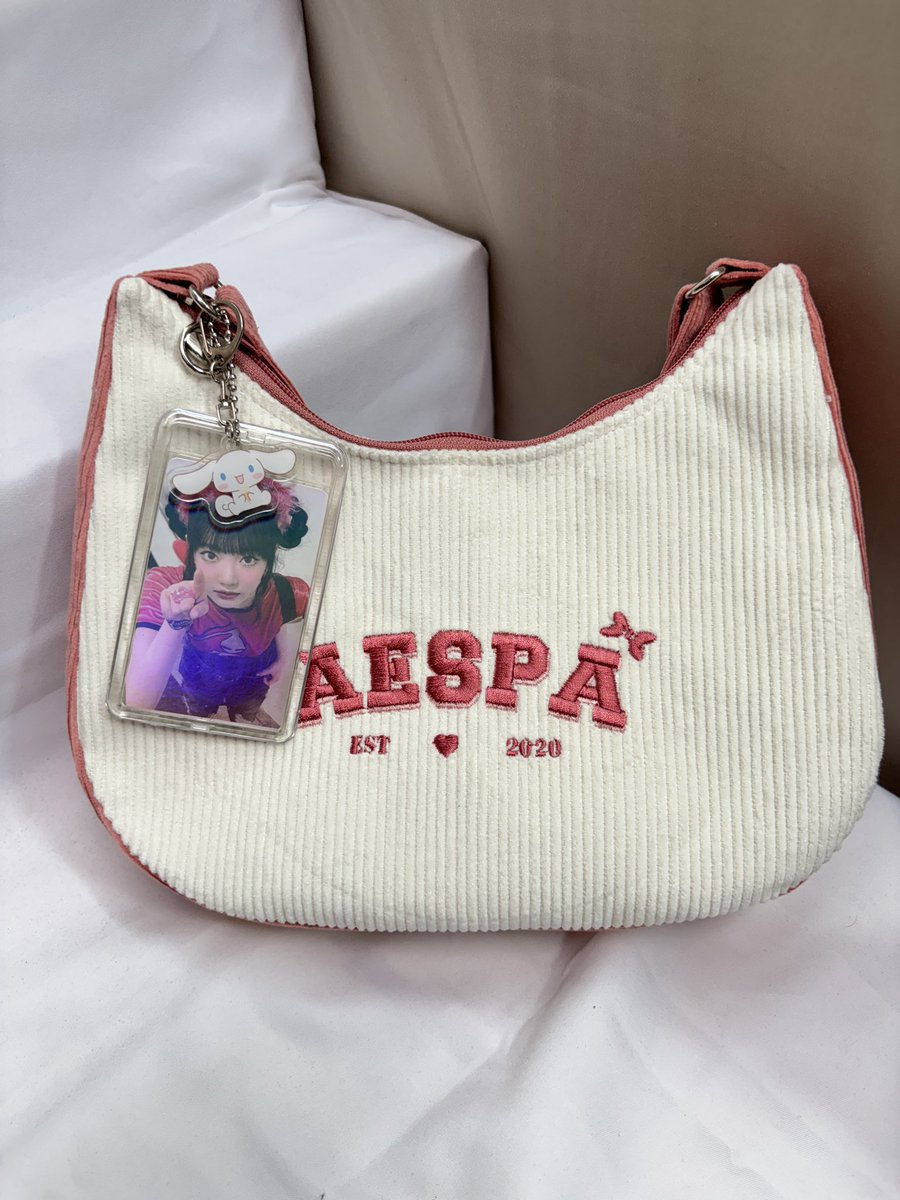 New Collection Aespa bag bisa jadi slingbag bisa jadi shoulder bag dia juga muat lightstick🫶🏻 super cantikk bahannya corduroy yaa warna broken white salem cantikk💖 ready 10 bag aja harga normal di 125.000 tapi lagi promo jadi 118.000 yang maww boleh komenn ajaa