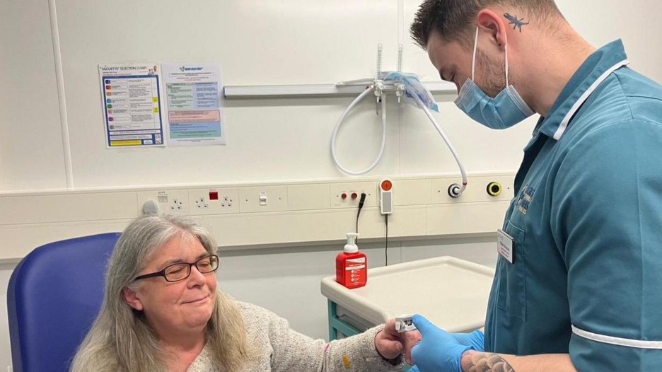 VelindreCS's tweet photo. 🧬 A ground-breaking new research study

Lesley Jenkins, a Velindre patient, has become the first person in Wales to receive an investigational vaccine designed to fight her own specific cancer and prevent it from returning.

Read more on BBC News 🔗 https://t.co/mf3vtTi2VX https://t.co/yOqjnJWr9p